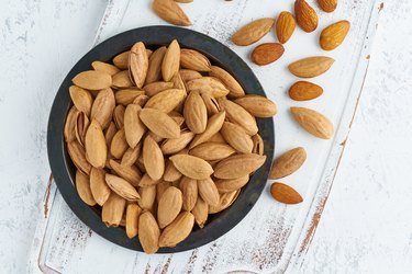 بادام و رفلاکس اسید