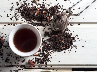 مستقیماً بالای شات چای روی میز