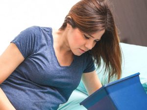 رنگ استفراغ من به چه معناست؟ سبز، زرد، قهوه ای