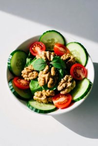 سالاد کتوژنیک با خیار و گردو