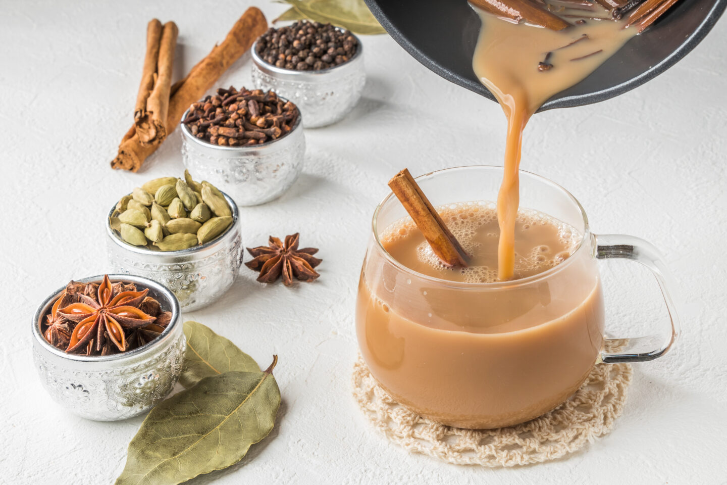 چای-چای-گیاهی-ریخته شده-در-لیوان-زلال