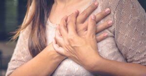 چه چیزی باعث درد قفسه سینه می شود که می آید و می رود؟
