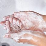 مدفوع کف آلود : چه چیزی باعث اجابت مزاج کف‌آلود می شود؟