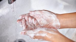 مدفوع کف آلود : چه چیزی باعث اجابت مزاج کف‌آلود می شود؟