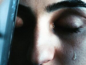 13 causes and treatments of a swollen eyelid