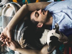 چرا در شب بازوهایم بی حس می شوند؟