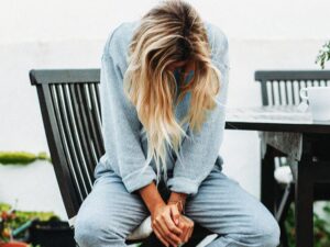 چه چیزی می تواند باعث گرفتگی و ترشح شود؟