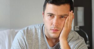 چه چیزی باعث لایه برداری پوست آلت تناسلی می شود؟