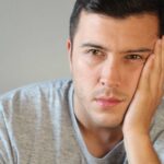چه چیزی باعث لایه برداری پوست آلت تناسلی می شود؟