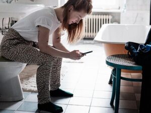 چه چیزی باعث ترشح قهوه ای مایل به صورتی می شود؟