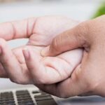 چه چیزی می تواند باعث درد در کف دست شود؟