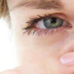 چرا چشم های من مدام آب می ریزد و چگونه آبریزش بیش از حد چشم را درمان کنم؟