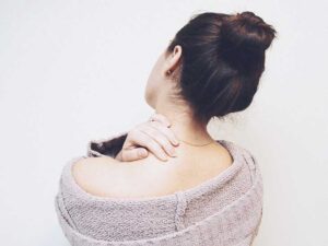 درد اسکولیوز: کمر، تسکین و علائم.comhttps://www.healthline.com › سلامت