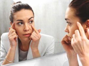 چه چیزی باعث فرورفتگی چشم می شود؟