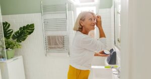 کرم ترتینوئین: فواید پوست، نحوه استفاده، عوارض جانبیshealthline.comhttps://www.healthline.com › سلامتی