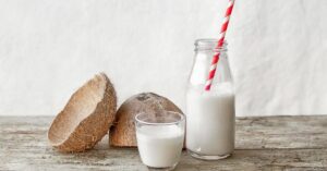 شیر نارگیل: فواید و موارد استفاده shealthline.comhttps://www.healthline.com › coc...