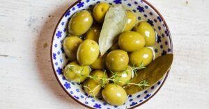 Olives 101: Nutrition Facts and Health Benefitshealthline.comhttps://www.healthline.com › غذاها