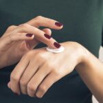 خشکی دست ها: 10 درمان، علت و Morehealthline.comhttps://www.healthline.com › سلامتی