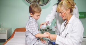 بخیه های قابل حل: چقدر دوام می آورند، عوارض، ...healthline.comhttps://www.healthline.com › سلامتی