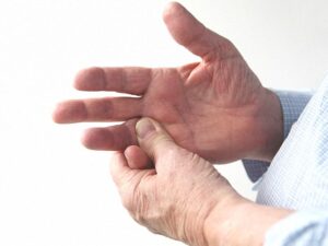 پیچ خوردگی انگشت: علائم، درمان های خانگی و Morehealthline.comhttps://www.healthline.com › spr...