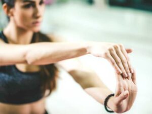 گرفتگی دست: علل و درمان shealthline.comhttps://www.healthline.com › سلامتی