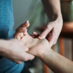 What Causes Swollen Fingers and How to Treat Themhealthline.comhttps://www.healthline.com › health