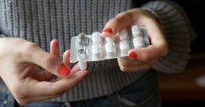 اکسید منیزیم: فواید، عوارض جانبی، میزان مصرف و ...healthline.comhttps://www.healthline.com › ما...