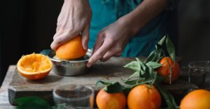 آب پرتقال: حقایق تغذیه ای، کالری و فواید.comhttps://www.healthline.com › ora...