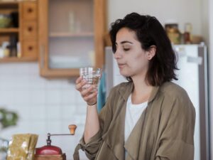 ادرار شفاف: علل، مکرر، بارداری، دیابت، UTI ...healthline.comhttps://www.healthline.com › سلامتی