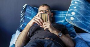 بی قراری: علائم، درمان ها و Causeshealthline.comhttps://www.healthline.com › سلامتی