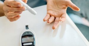 پایش گلوکز خون: چگونه کار می کندshealthline.comhttps://www.healthline.com › سلامتی