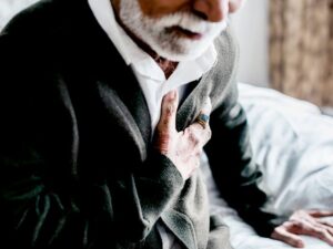Chest pain: 27 causes, symptoms, and when to see a doctormedicalnewstoday.comhttps://www.medicalnewstoday.com › ...