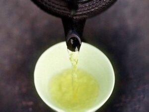 Green tea: Health benefits, side effects, and researchmedicalnewstoday.comhttps://www.medicalnewstoday.com › ...
