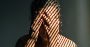 آیا استرس می تواند باعث مشکلات بینایی یا نابینایی شود؟