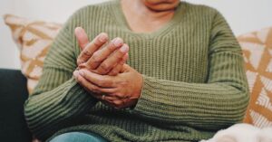 آشنایی با علل آرتریت روماتوئید (RA)healthline.comhttps://www.healthline.com › سلامتی