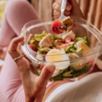 مصرف ۱۰۰ گرم پروتئین در روز به این شکل است...
