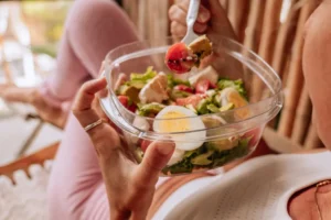 چه چیزی باعث ایجاد برجستگی در کره چشم می شود؟