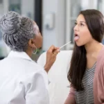 چه چیزی باعث ایجاد لکه‌های سیاه تیره روی زبان می‌شود؟ rdiet.ir