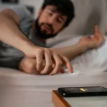 فکر می‌کنید آن ۱۰ دقیقه اضافه کمکتان می‌کند؟ واقعیت پشت زدن دکمه اسنوز برای خواب