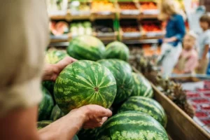 چگونه همیشه بهترین هندوانه را انتخاب کنیم؟ راهنمای تخصصی