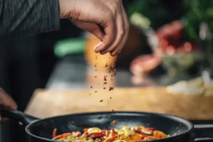 آیا خوردن غذاهای تند به کاهش وزن کمک می‌کند؟ rdiet.ir