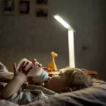 آیا شیر گرم به خواب کمک می‌کند؟
