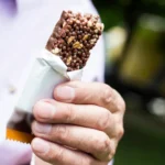 ممکن است پروتئین بارها آنطور که فکر می‌کنید به شما در تقویت سلامتی‌تان کمک نکنند rdiet.ir