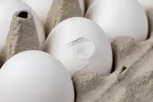 تخم‌مرغ ترک‌خورده در بسته‌بندی‌تان؟ اینجا زمان مناسب برای خوردنش و زمان دور انداختنش را بدانید