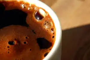 وقتی پودر پروتئین را با قهوه مخلوط می‌کنید چه اتفاقی می‌افتد؟