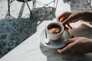 چرا نوشیدن قهوه در هوای گرم ممکن است خوب نباشد...