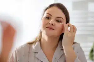 ۴ راه برای خلاص شدن از شر پف چشم ناشی از گریه