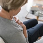 حمله اضطرابی در مقابل حمله قلبی: چگونه علائم خود را از هم تشخیص دهید ... rdiet.ir
