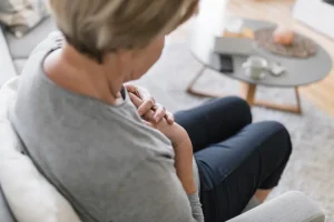 حمله اضطرابی در مقابل حمله قلبی: چگونه علائم خود را از هم تشخیص دهید ... rdiet.ir