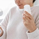 آیا باید از دئودورانت تمام‌بدن استفاده کنید؟ نظر ۴ متخصص پوست